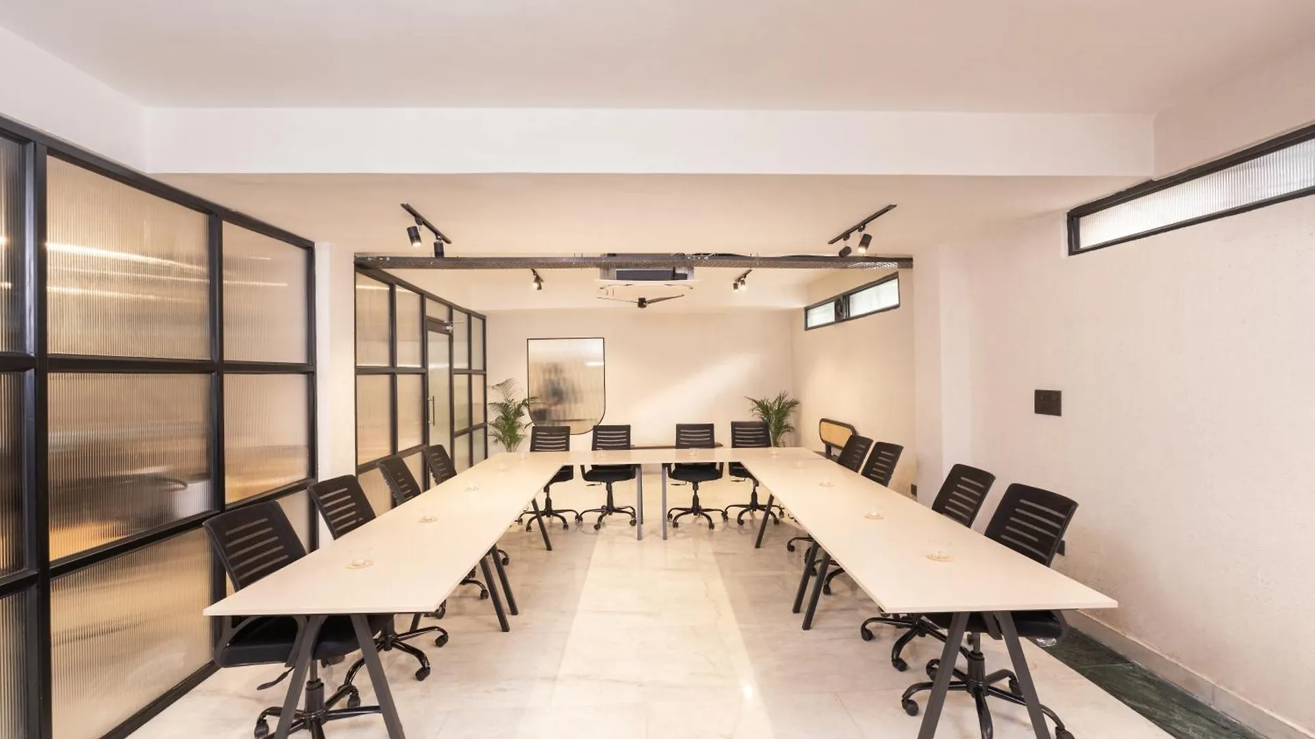 Minimalist One Hauz Khas Village Yeni Delhi