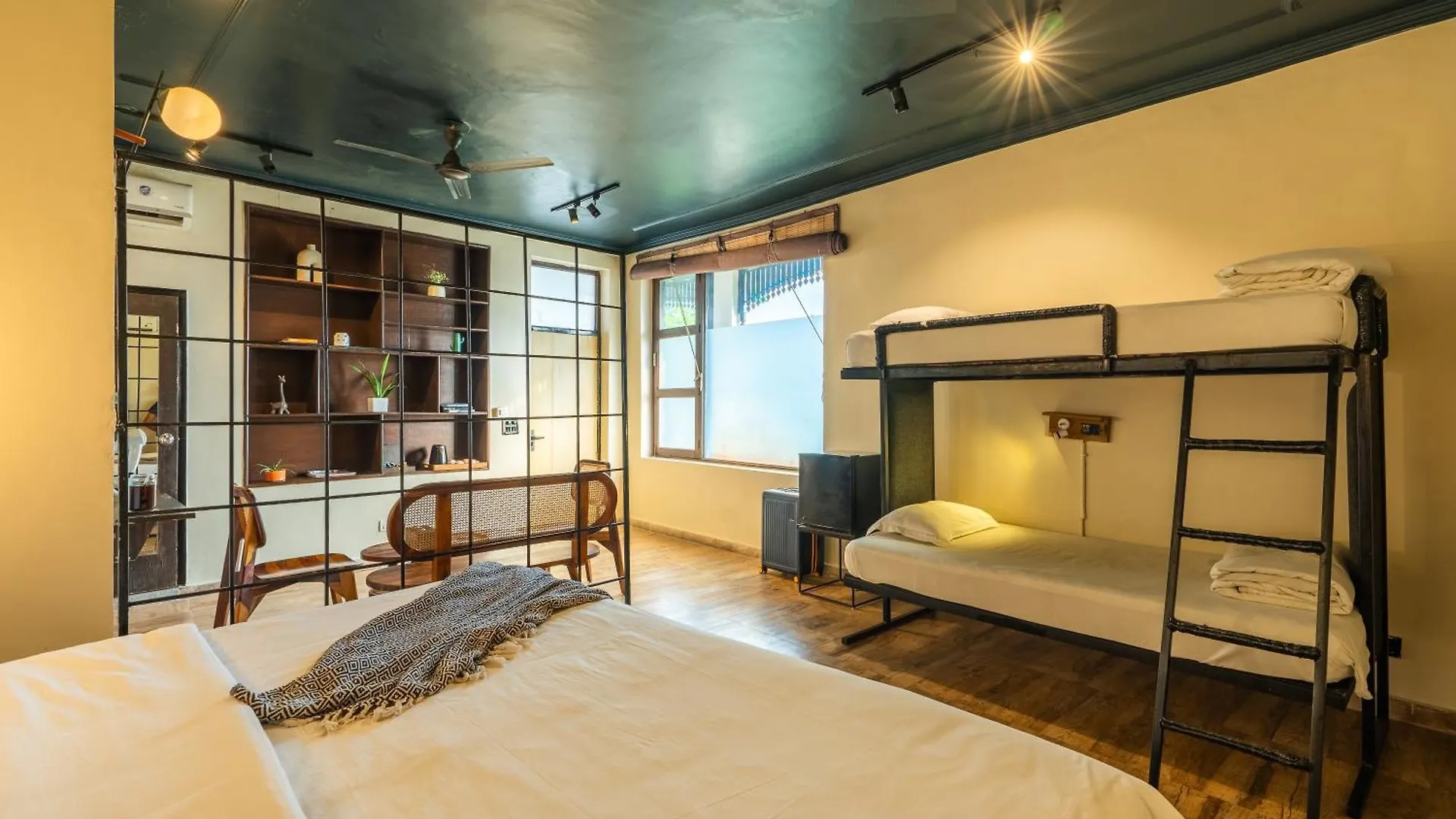 Minimalist One Hauz Khas Village Yeni Delhi 3*,  Hindistan