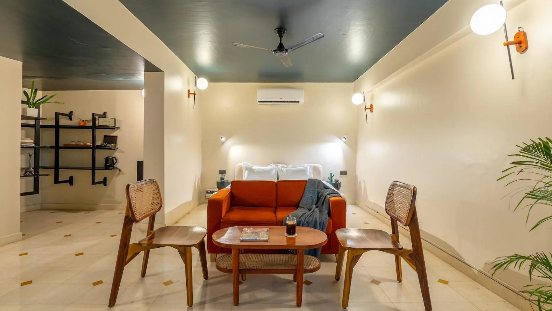 Minimalist One Hauz Khas Village Yeni Delhi Otel