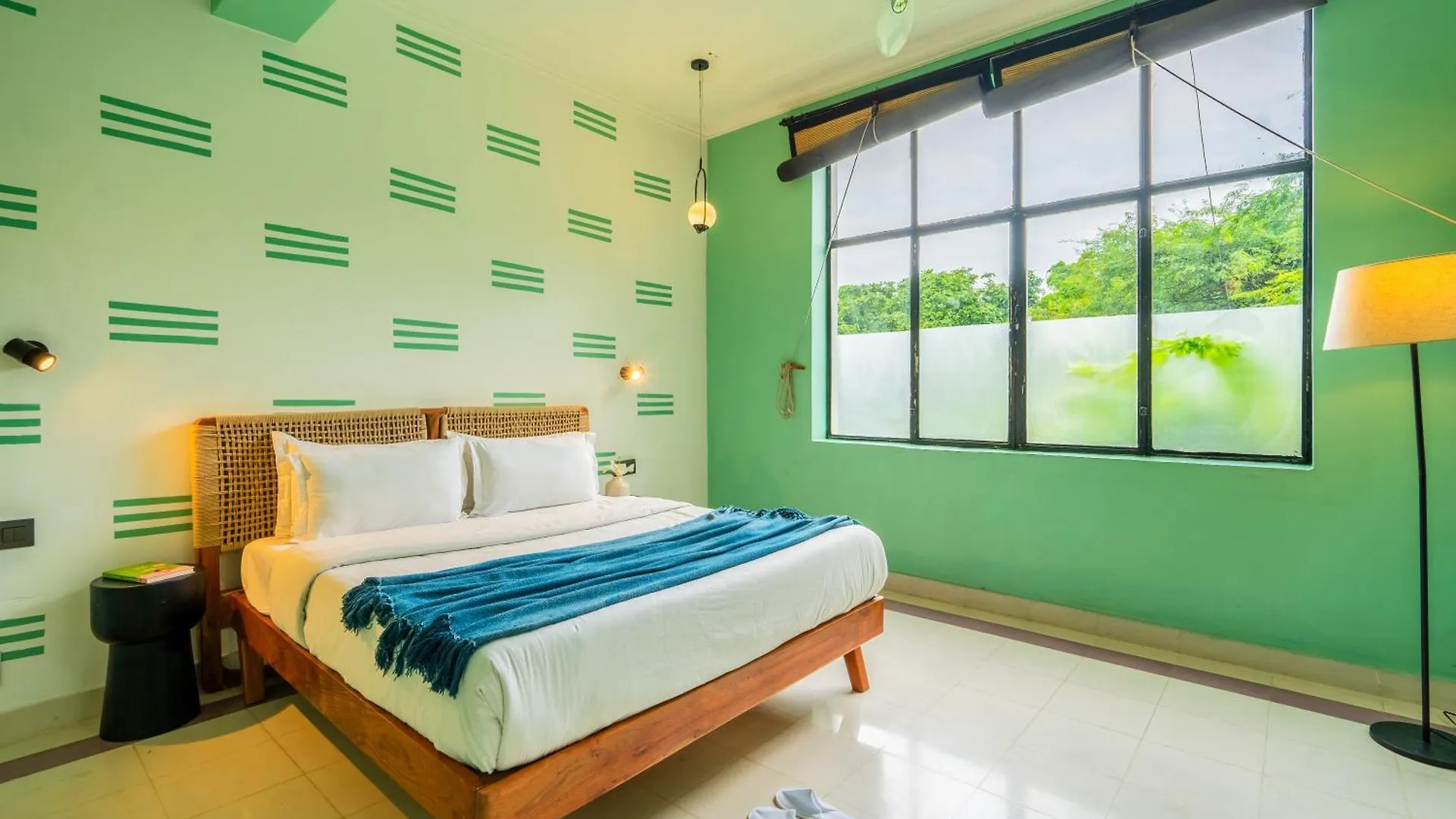 Minimalist One Hauz Khas Village Yeni Delhi Otel